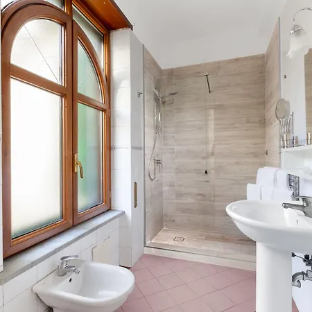 Herculaneum ホテル 3*